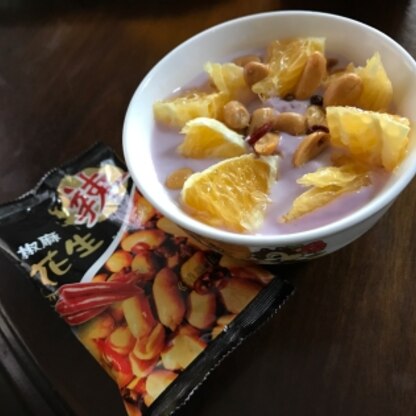 韓国のお土産のピーナツです！唐辛子と山椒で辛いっ！mimiさんのこのユニークなレシピ見つけて！(๑˃̵ᴗ˂̵)ブルーベリーヨーグルトで作ってみました♡